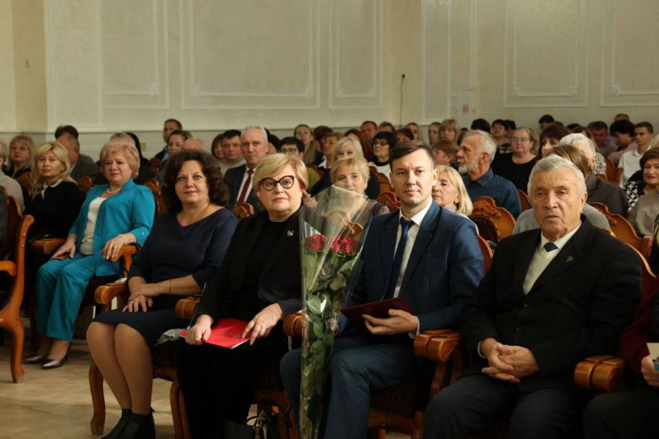 Во Дворце Республики прошло торжественное мероприятие, посвященное 35-летию со дня образования Федерации профсоюзов ПМР Во Дворце Республики прошло торжественное мероприятие, посвященное 35-летию со дня образования Федерации профсоюзов ПМР