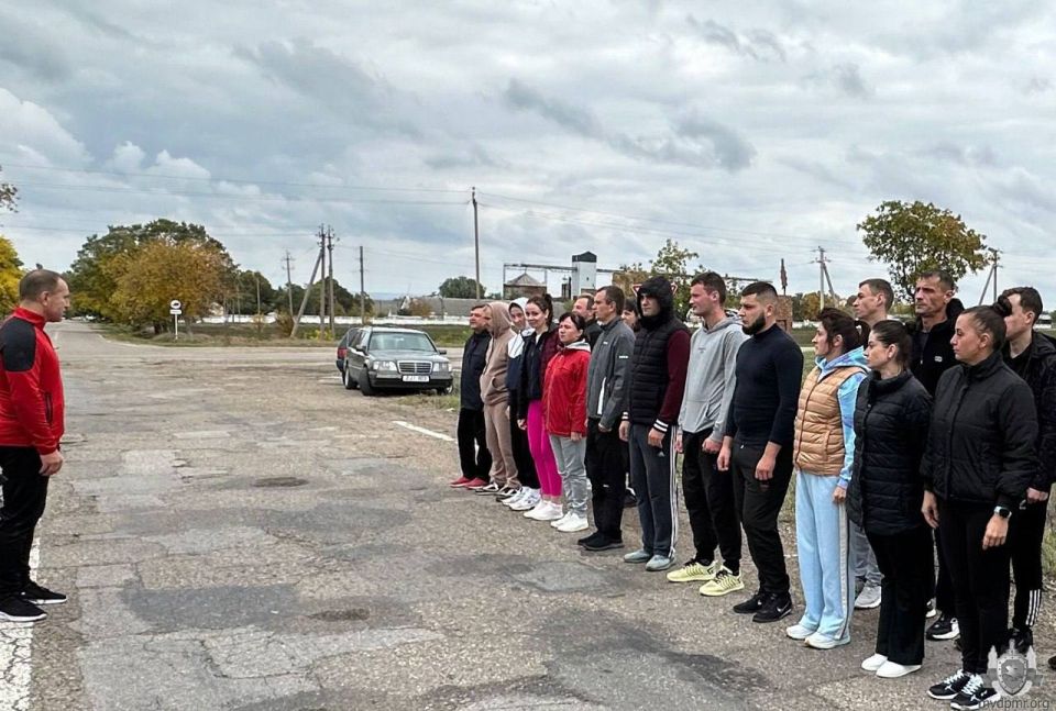 Бегом к победе!. Сотрудники Дубоссарского, Григориопольского и Слободзейского РОВД 17 октября сменили ботинки на кроссовки, форменную одежду на спортивный костюм и приняли участие в традиционном осеннем легкоатлетическом... Бегом к победе!. Сотрудники Дубоссарского, Григориопольского и Слободзейского РОВД 17 октября сменили ботинки на кроссовки, форменную одежду на спортивный костюм и приняли участие в традиционном осеннем легкоатлетическом...