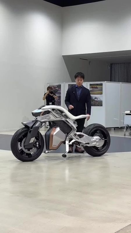 Yamaha показала киберпанк-байк будущего с беспилотным управлением — MOTOROiD 2 держит равновесие и слушается жестов владельца