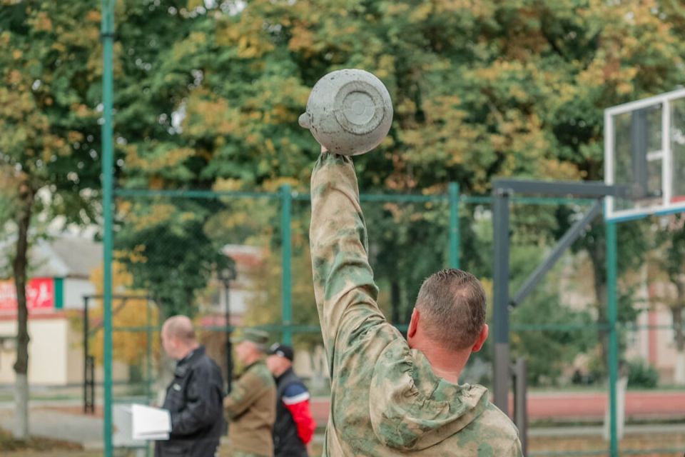 Министр обороны ПМР Олег Обручков сегодня сдал на городском стадионе Тирасполя нормативы по физподготовке вместе со своими подчиненными Министр обороны ПМР Олег Обручков сегодня сдал на городском стадионе Тирасполя нормативы по физподготовке вместе со своими подчиненными