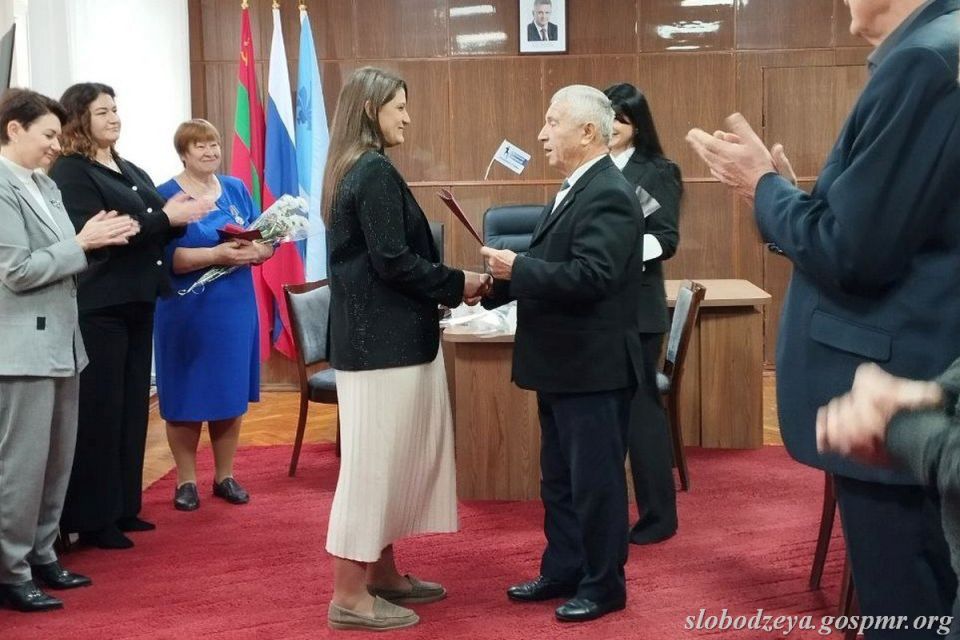 Слободзейских бухгалтеров поздравили с профессиональным праздником и отметили за добросовестный труд Слободзейских бухгалтеров поздравили с профессиональным праздником и отметили за добросовестный труд