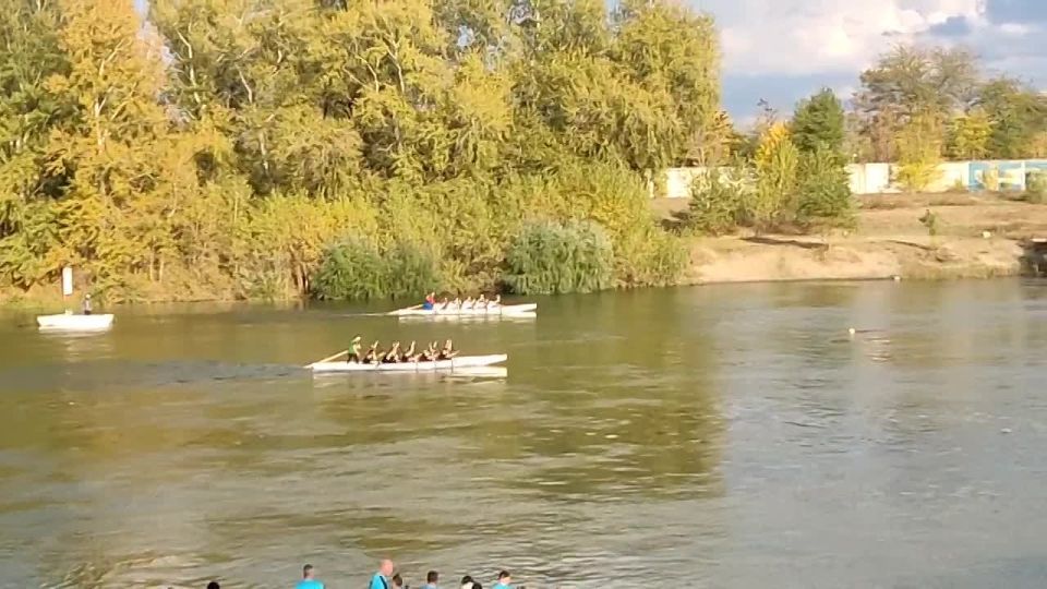 На воде женские команды БТУ и министерства обороны ПМР