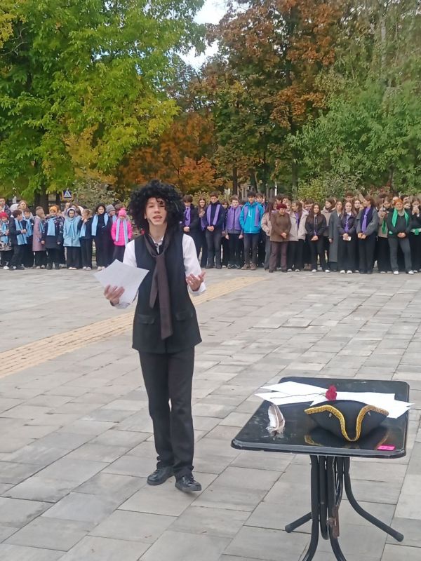 Прекрасен наш союз!. Сегодня в теоретическом лицее проходит торжественная линейка Прекрасен наш союз!. Сегодня в теоретическом лицее проходит торжественная линейка