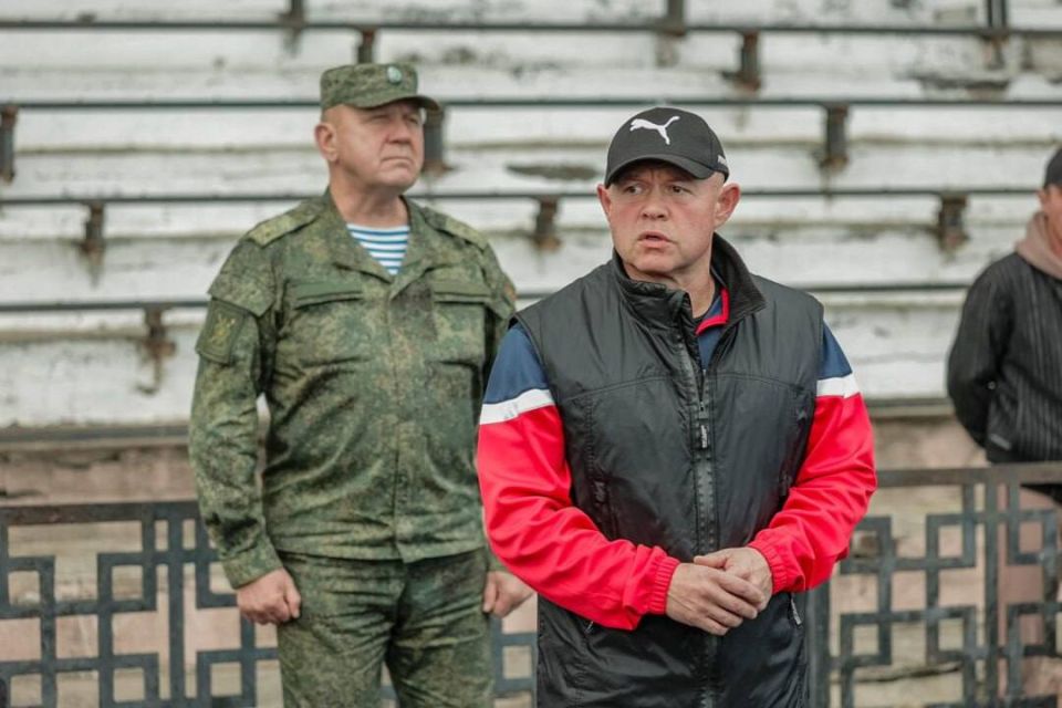 Министр обороны Олег Обручков вместе с личным составом сегодня сдал нормативы по физподготовке Министр обороны Олег Обручков вместе с личным составом сегодня сдал нормативы по физподготовке