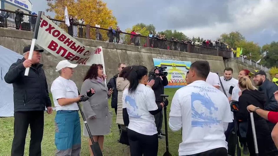Болельщики "Верховного дракона" зажигают не меньше гребцов