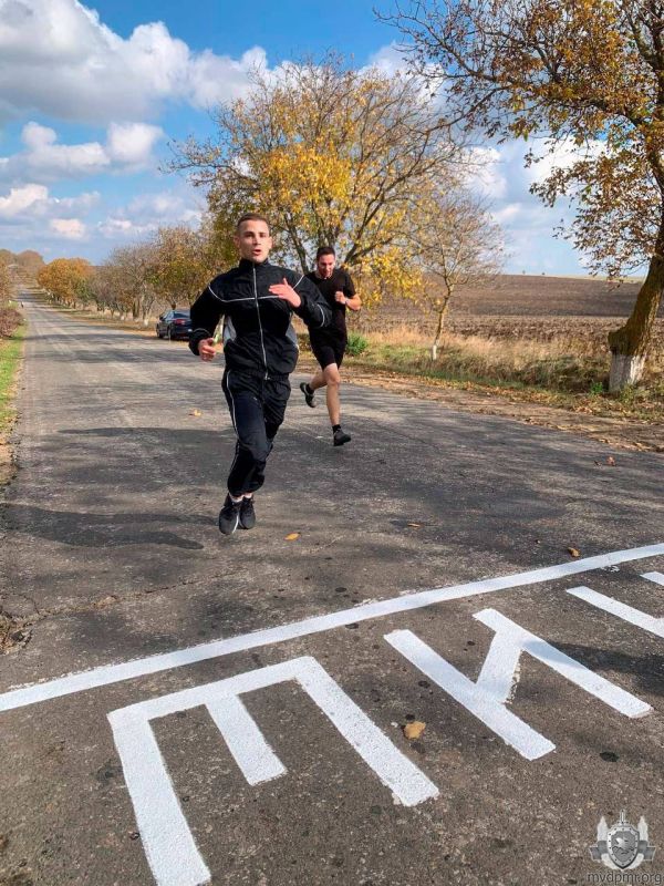 Бегом к победе!. Сотрудники Дубоссарского, Григориопольского и Слободзейского РОВД 17 октября сменили ботинки на кроссовки, форменную одежду на спортивный костюм и приняли участие в традиционном осеннем легкоатлетическом... Бегом к победе!. Сотрудники Дубоссарского, Григориопольского и Слободзейского РОВД 17 октября сменили ботинки на кроссовки, форменную одежду на спортивный костюм и приняли участие в традиционном осеннем легкоатлетическом...