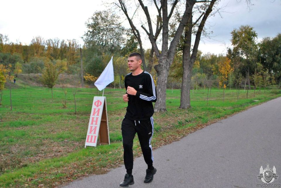 Бегом к победе!. Сотрудники Дубоссарского, Григориопольского и Слободзейского РОВД 17 октября сменили ботинки на кроссовки, форменную одежду на спортивный костюм и приняли участие в традиционном осеннем легкоатлетическом... Бегом к победе!. Сотрудники Дубоссарского, Григориопольского и Слободзейского РОВД 17 октября сменили ботинки на кроссовки, форменную одежду на спортивный костюм и приняли участие в традиционном осеннем легкоатлетическом...