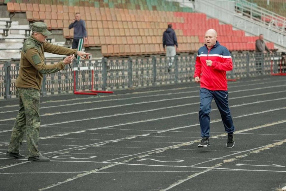 Министр обороны Олег Обручков вместе с личным составом сегодня сдал нормативы по физподготовке Министр обороны Олег Обручков вместе с личным составом сегодня сдал нормативы по физподготовке