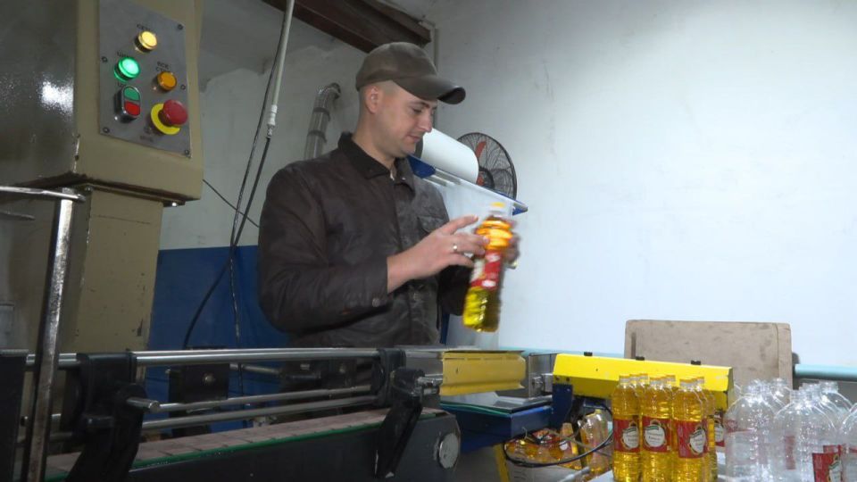 Комиссия республиканского конкурса «Приднестровское качество» посетила бендерское предприятие по производству подсолнечного масла «Золотая капля» Комиссия республиканского конкурса «Приднестровское качество» посетила бендерское предприятие по производству подсолнечного масла «Золотая капля»