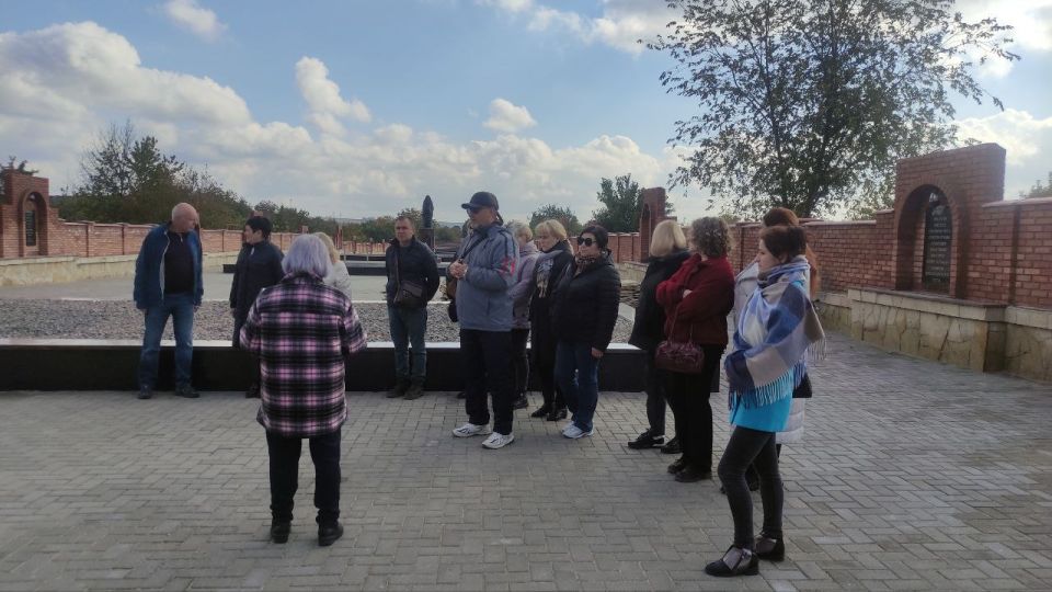 Музейным работникам из Дубоссар провели экскурсию на Мемориале жертвам фашизма Музейным работникам из Дубоссар провели экскурсию на Мемориале жертвам фашизма