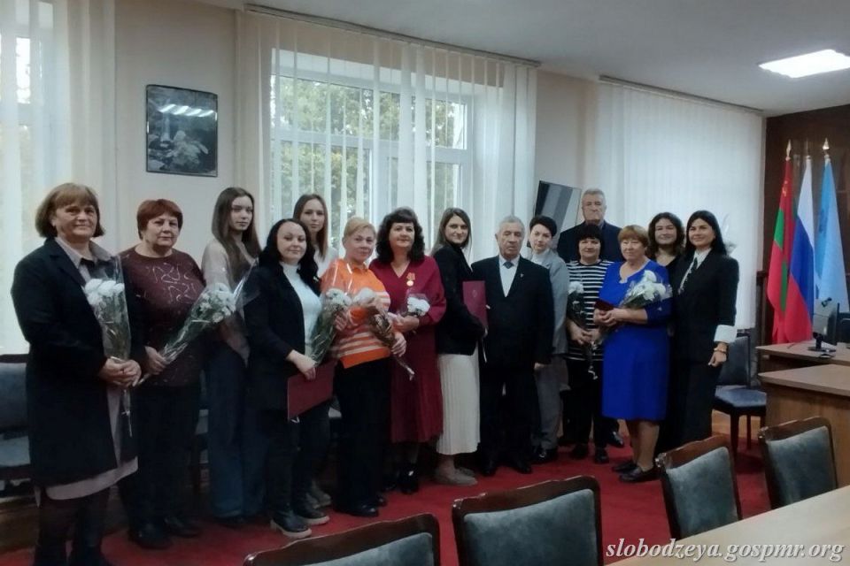 Слободзейских бухгалтеров поздравили с профессиональным праздником и отметили за добросовестный труд Слободзейских бухгалтеров поздравили с профессиональным праздником и отметили за добросовестный труд