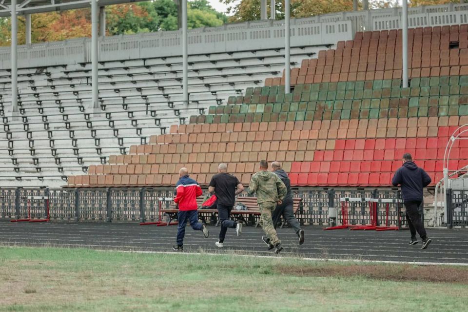 Командиры подразделений сдали нормативы по физподготовке вместе с министром обороны Олегом Обручковым Командиры подразделений сдали нормативы по физподготовке вместе с министром обороны Олегом Обручковым