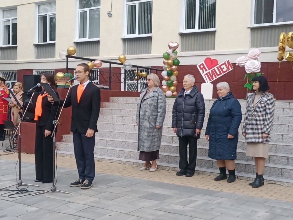 Прекрасен наш союз!. Сегодня в теоретическом лицее проходит торжественная линейка Прекрасен наш союз!. Сегодня в теоретическом лицее проходит торжественная линейка