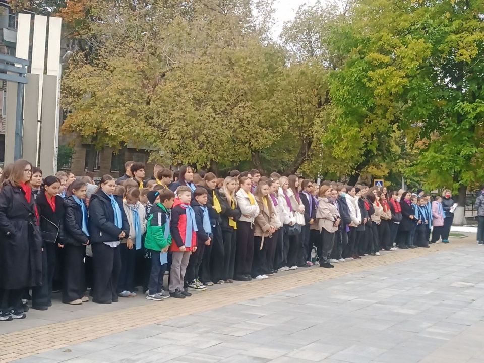 Прекрасен наш союз!. Сегодня в теоретическом лицее проходит торжественная линейка Прекрасен наш союз!. Сегодня в теоретическом лицее проходит торжественная линейка