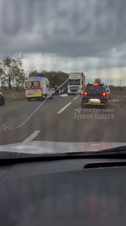 В Сухом лимане водитель фуры наехал на двух сотрудников военкомата