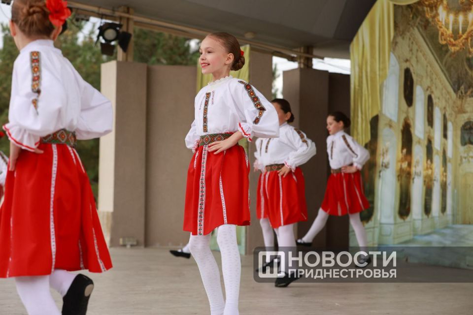 Счастливые лица, детский смех, много танцев и творчества — так приднестровцы и гости столицы отметили день рождения Тирасполя Счастливые лица, детский смех, много танцев и творчества — так приднестровцы и гости столицы отметили день рождения Тирасполя