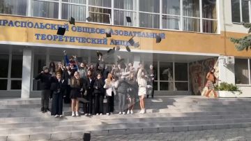 Шапки – в небо. В столичном теоретическом лицее 170 учеников посвятили в лицеисты