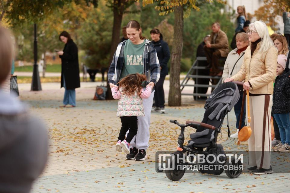 Счастливые лица, детский смех, много танцев и творчества — так приднестровцы и гости столицы отметили день рождения Тирасполя Счастливые лица, детский смех, много танцев и творчества — так приднестровцы и гости столицы отметили день рождения Тирасполя