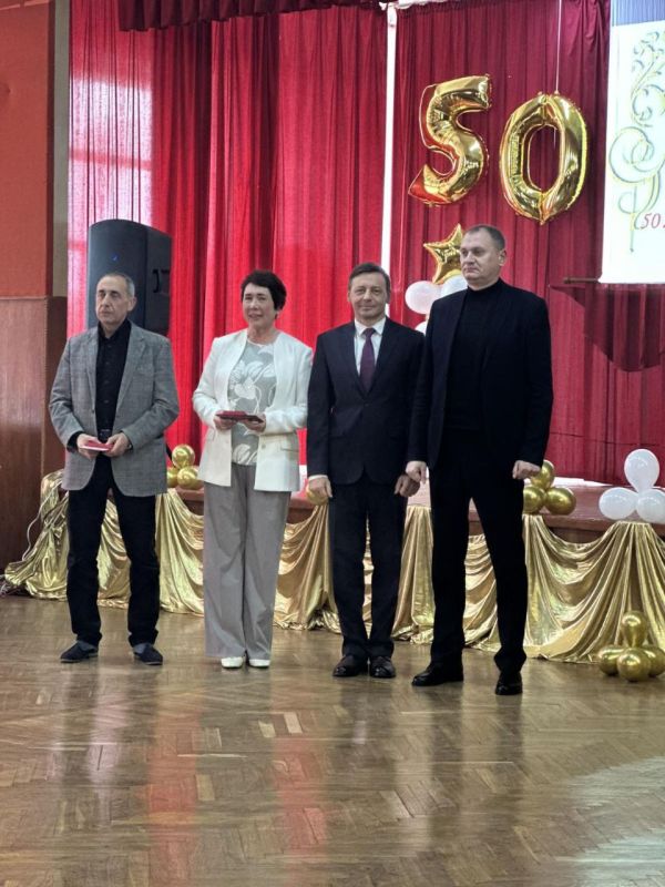 17 октября в столичной школе №10 состоялось торжественное мероприятие, посвящённое 50-летнему юбилею учебного заведения 17 октября в столичной школе №10 состоялось торжественное мероприятие, посвящённое 50-летнему юбилею учебного заведения