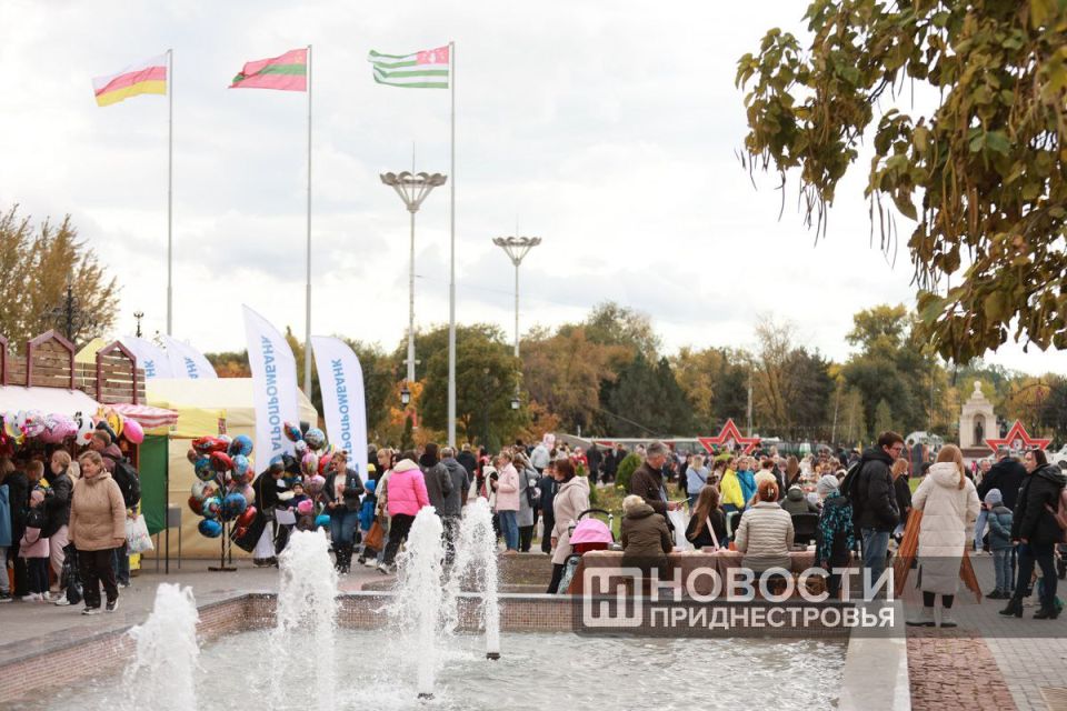 Счастливые лица, детский смех, много танцев и творчества — так приднестровцы и гости столицы отметили день рождения Тирасполя Счастливые лица, детский смех, много танцев и творчества — так приднестровцы и гости столицы отметили день рождения Тирасполя