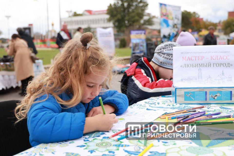 Счастливые лица, детский смех, много танцев и творчества — так приднестровцы и гости столицы отметили день рождения Тирасполя Счастливые лица, детский смех, много танцев и творчества — так приднестровцы и гости столицы отметили день рождения Тирасполя
