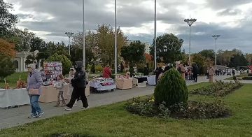 Народ подтягивается к аллее фонтанов в Екатерининском парке праздновать День города