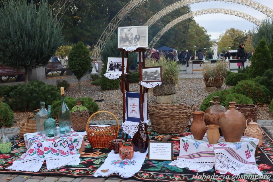 Свои тематические выставки представили Централизованная библиотечная система, Слободзейский исторический музей, образцовый коллектив декоративно-прикладного творчества «Магия творчества» и мастера народного творчества Свои тематические выставки представили Централизованная библиотечная система, Слободзейский исторический музей, образцовый коллектив декоративно-прикладного творчества «Магия творчества» и мастера народного творчества