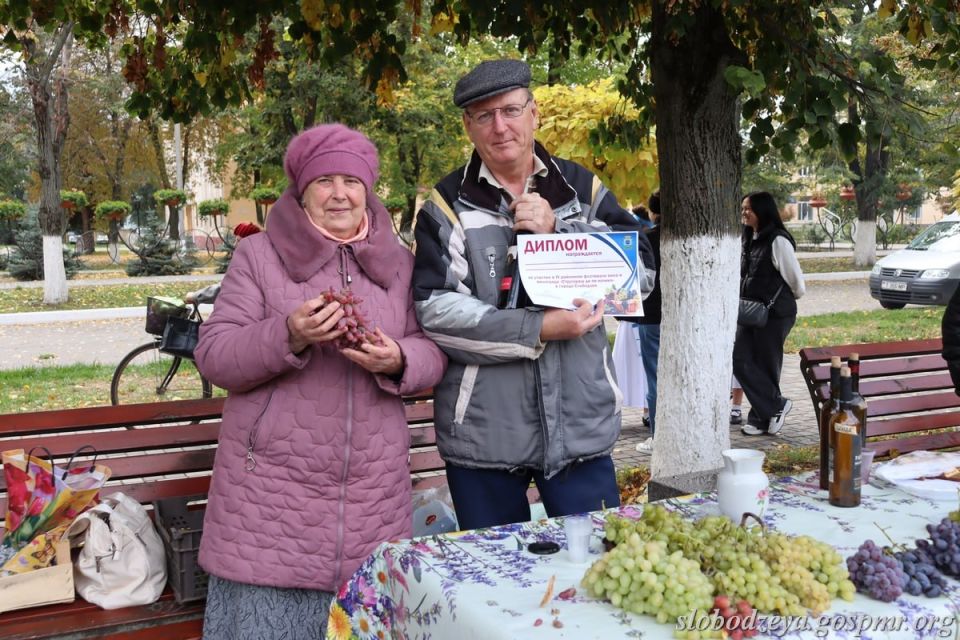 На слободзейской выставке Андрей Смирнов представил огромные гроздья сладкого винограда