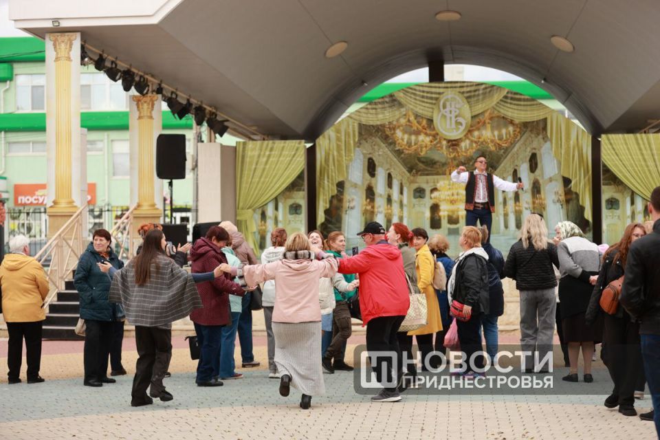 Счастливые лица, детский смех, много танцев и творчества — так приднестровцы и гости столицы отметили день рождения Тирасполя Счастливые лица, детский смех, много танцев и творчества — так приднестровцы и гости столицы отметили день рождения Тирасполя