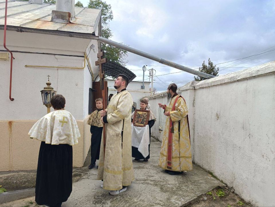Готовится Крестный ход с престольной иконой Готовится Крестный ход с престольной иконой