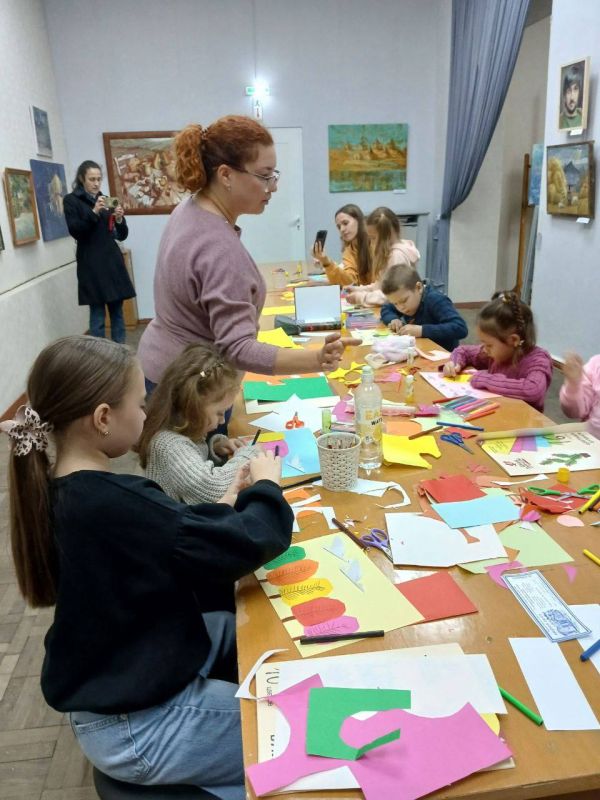 Бендеры творческие. Накануне в "Волшебной мастерской" при художественном музее ребята "создавали" свои пейзажи - улетающих в тёплые края журавлей на фоне осеннего леса - в технике "Аппликация"