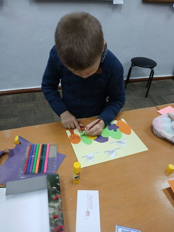 Бендеры творческие. Накануне в "Волшебной мастерской" при художественном музее ребята "создавали" свои пейзажи - улетающих в тёплые края журавлей на фоне осеннего леса - в технике "Аппликация" Бендеры творческие. Накануне в "Волшебной мастерской" при художественном музее ребята "создавали" свои пейзажи - улетающих в тёплые края журавлей на фоне осеннего леса - в технике "Аппликация"