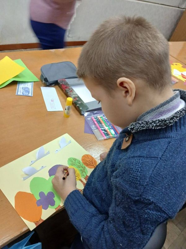 Бендеры творческие. Накануне в "Волшебной мастерской" при художественном музее ребята "создавали" свои пейзажи - улетающих в тёплые края журавлей на фоне осеннего леса - в технике "Аппликация" Бендеры творческие. Накануне в "Волшебной мастерской" при художественном музее ребята "создавали" свои пейзажи - улетающих в тёплые края журавлей на фоне осеннего леса - в технике "Аппликация"