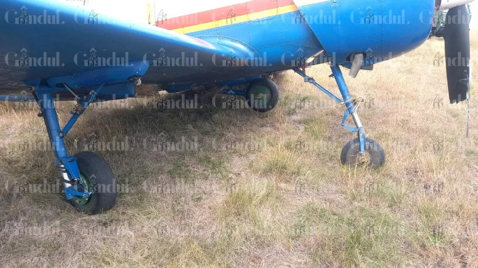 Учебный самолёт Як-52 военно-воздушных сил Румынии, приписанный к авиабазе "Аурел Влайку" в Бобоке, не рассчитал высоту и при совершении манёвра задел поверхность, после чего рухнул Учебный самолёт Як-52 военно-воздушных сил Румынии, приписанный к авиабазе "Аурел Влайку" в Бобоке, не рассчитал высоту и при совершении манёвра задел поверхность, после чего рухнул