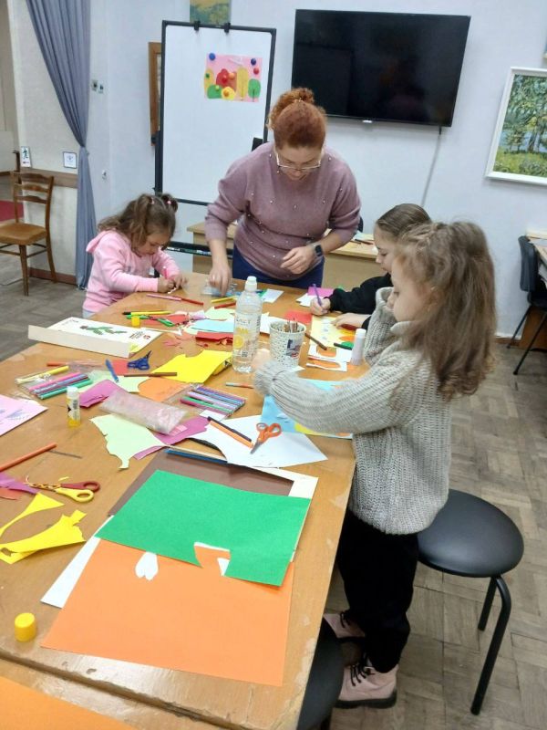 Бендеры творческие. Накануне в "Волшебной мастерской" при художественном музее ребята "создавали" свои пейзажи - улетающих в тёплые края журавлей на фоне осеннего леса - в технике "Аппликация" Бендеры творческие. Накануне в "Волшебной мастерской" при художественном музее ребята "создавали" свои пейзажи - улетающих в тёплые края журавлей на фоне осеннего леса - в технике "Аппликация"
