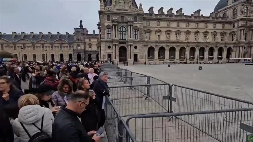 Неизвестные ограбили парижский Лувр