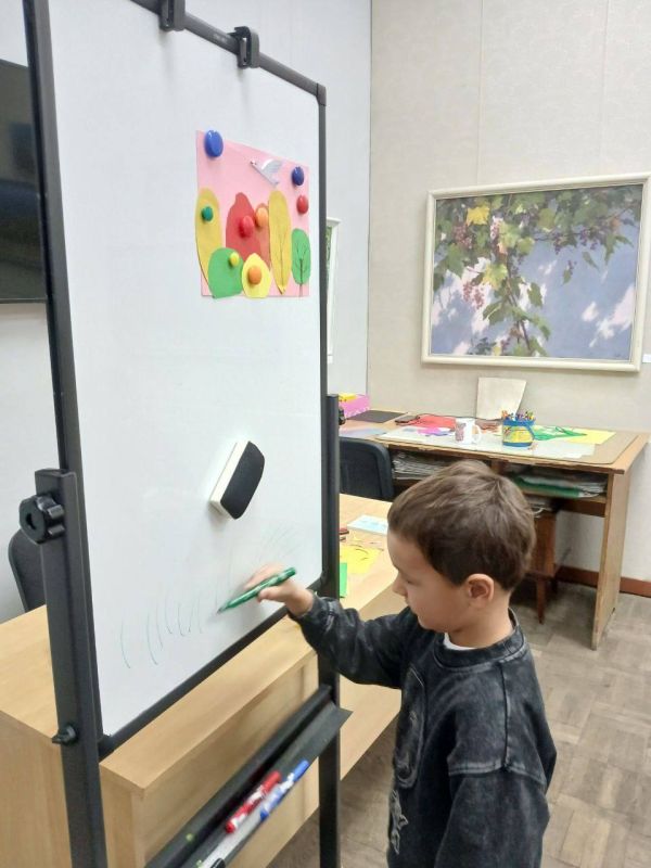 Бендеры творческие. Накануне в "Волшебной мастерской" при художественном музее ребята "создавали" свои пейзажи - улетающих в тёплые края журавлей на фоне осеннего леса - в технике "Аппликация" Бендеры творческие. Накануне в "Волшебной мастерской" при художественном музее ребята "создавали" свои пейзажи - улетающих в тёплые края журавлей на фоне осеннего леса - в технике "Аппликация"