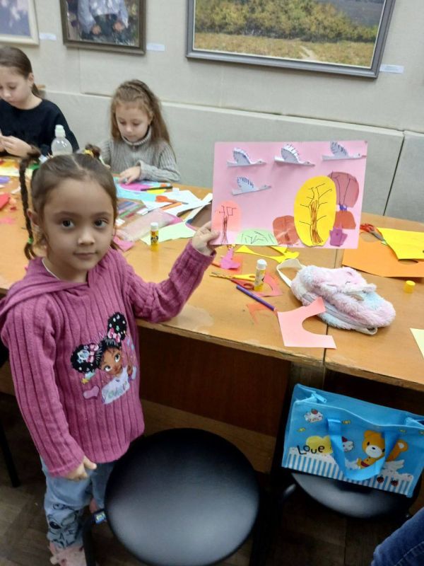 Бендеры творческие. Накануне в "Волшебной мастерской" при художественном музее ребята "создавали" свои пейзажи - улетающих в тёплые края журавлей на фоне осеннего леса - в технике "Аппликация" Бендеры творческие. Накануне в "Волшебной мастерской" при художественном музее ребята "создавали" свои пейзажи - улетающих в тёплые края журавлей на фоне осеннего леса - в технике "Аппликация"