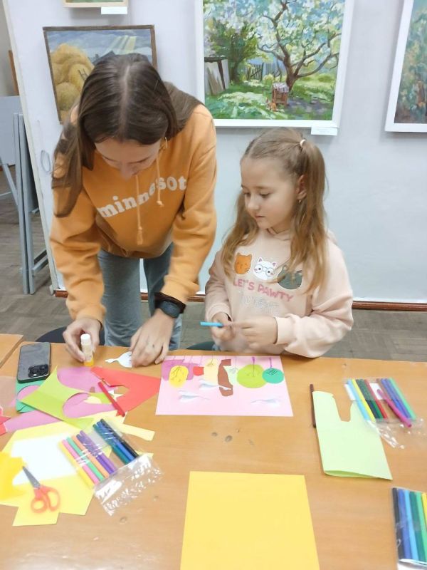 Бендеры творческие. Накануне в "Волшебной мастерской" при художественном музее ребята "создавали" свои пейзажи - улетающих в тёплые края журавлей на фоне осеннего леса - в технике "Аппликация" Бендеры творческие. Накануне в "Волшебной мастерской" при художественном музее ребята "создавали" свои пейзажи - улетающих в тёплые края журавлей на фоне осеннего леса - в технике "Аппликация"