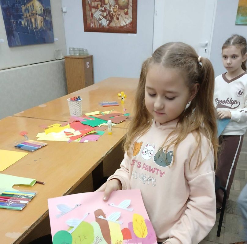 Бендеры творческие. Накануне в "Волшебной мастерской" при художественном музее ребята "создавали" свои пейзажи - улетающих в тёплые края журавлей на фоне осеннего леса - в технике "Аппликация" Бендеры творческие. Накануне в "Волшебной мастерской" при художественном музее ребята "создавали" свои пейзажи - улетающих в тёплые края журавлей на фоне осеннего леса - в технике "Аппликация"