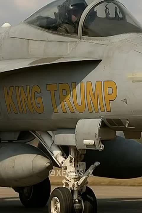 Трамп выложил в сети ИИ-ролик, на котором с истребителя поливает грязью участников массовых протестов в США