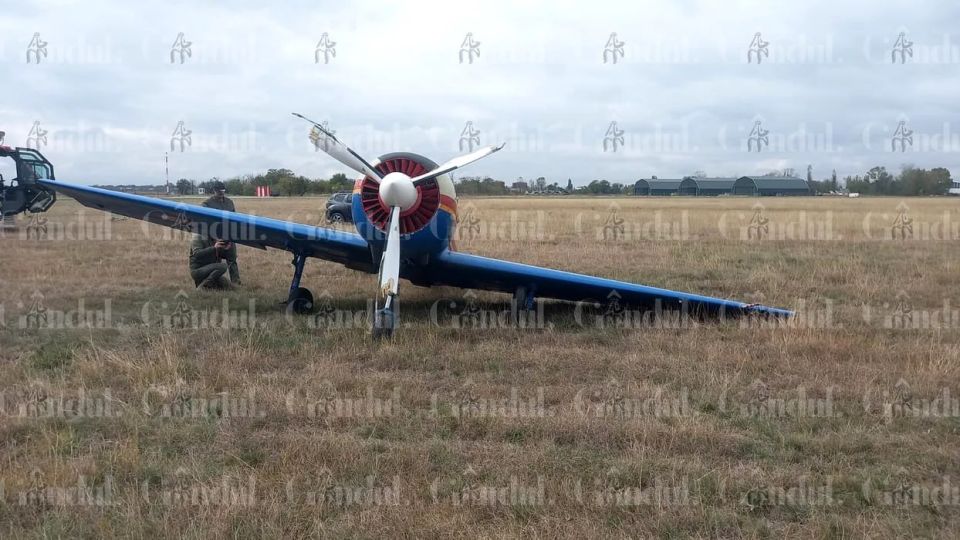 Учебный самолёт Як-52 военно-воздушных сил Румынии, приписанный к авиабазе "Аурел Влайку" в Бобоке, не рассчитал высоту и при совершении манёвра задел поверхность, после чего рухнул Учебный самолёт Як-52 военно-воздушных сил Румынии, приписанный к авиабазе "Аурел Влайку" в Бобоке, не рассчитал высоту и при совершении манёвра задел поверхность, после чего рухнул