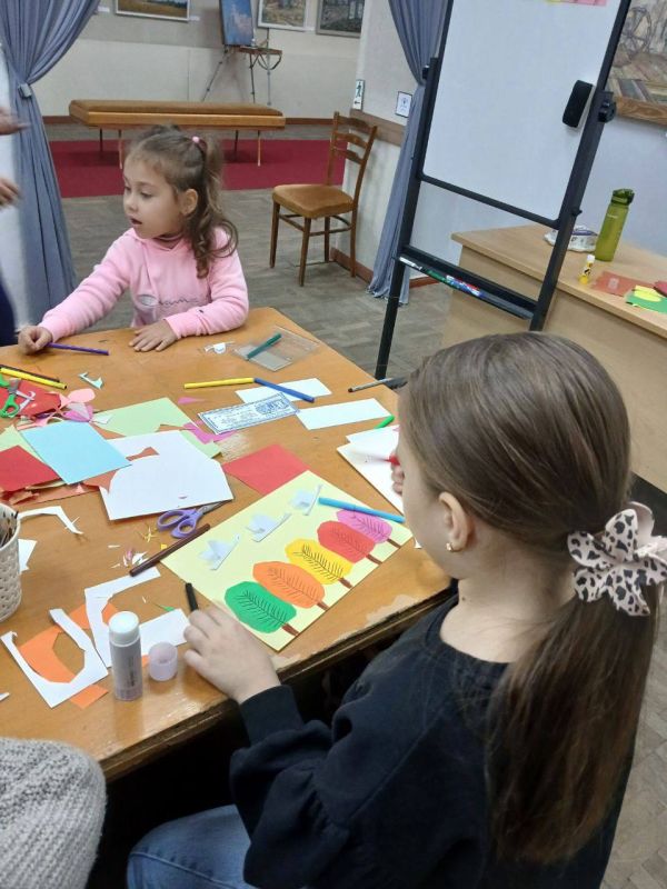 Бендеры творческие. Накануне в "Волшебной мастерской" при художественном музее ребята "создавали" свои пейзажи - улетающих в тёплые края журавлей на фоне осеннего леса - в технике "Аппликация" Бендеры творческие. Накануне в "Волшебной мастерской" при художественном музее ребята "создавали" свои пейзажи - улетающих в тёплые края журавлей на фоне осеннего леса - в технике "Аппликация"