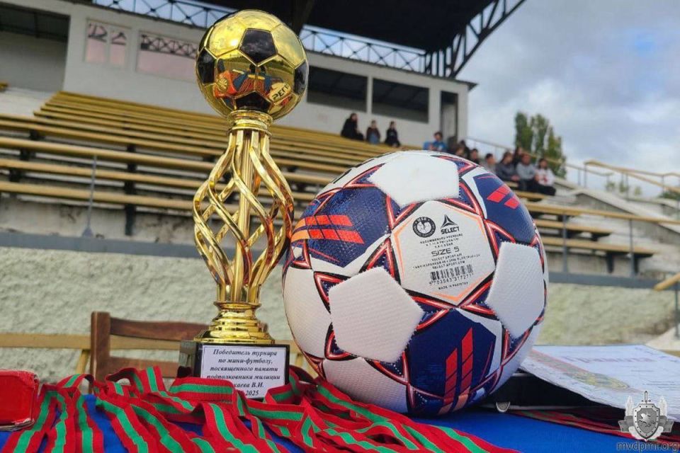 Памяти товарища. На стадионе «Шелковик» прошел турнир по мини-футболу между сотрудниками вневедомственной охраны в память о героически погибшем подполковнике милиции Василии Кихаеве, который 20 лет руководил Управлением... Памяти товарища. На стадионе «Шелковик» прошел турнир по мини-футболу между сотрудниками вневедомственной охраны в память о героически погибшем подполковнике милиции Василии Кихаеве, который 20 лет руководил Управлением...