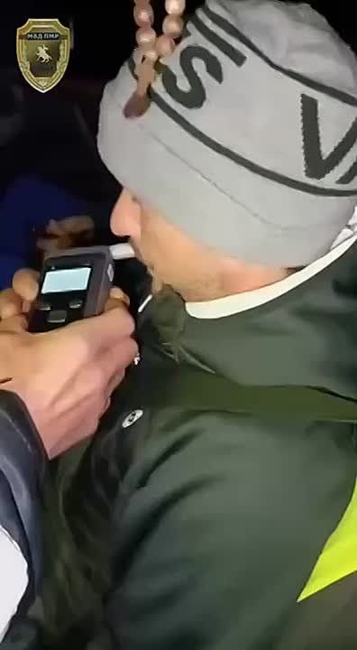 Снова под градусом. Ночью 17 октября в Григориополе, на улице Урицкого, сотрудники ГАИ во время патрулирования остановили «Мерседес»