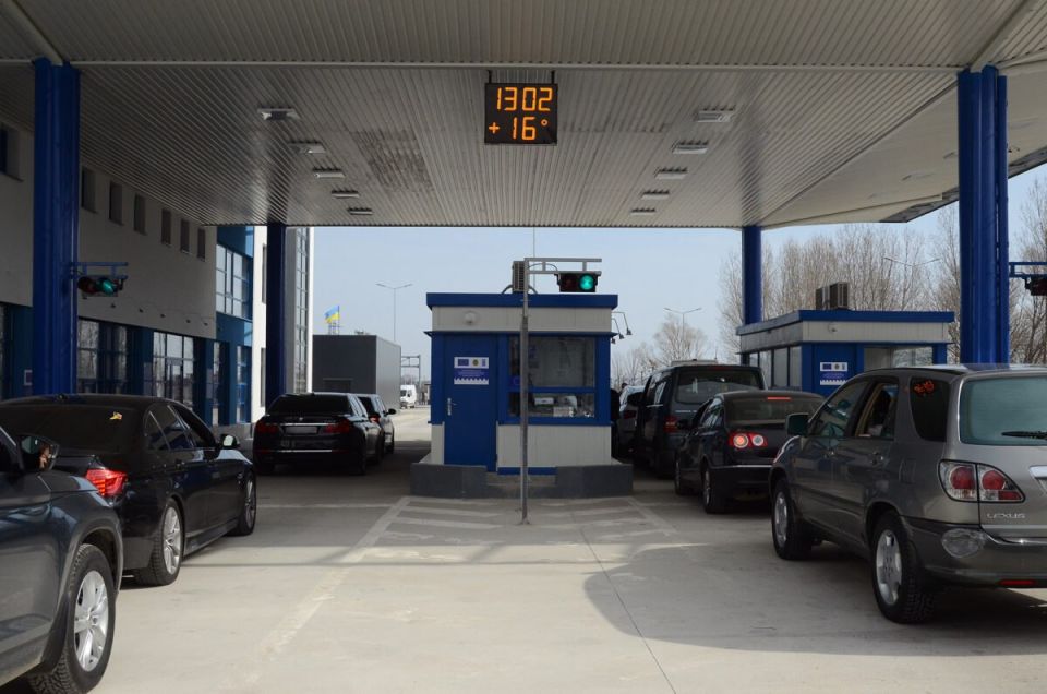 В Пограничной полиции Молдовы подтверждают: Автомобиль Lexus с украинскими номерами прорвался через границу в Молдову, сломав шлагбаум