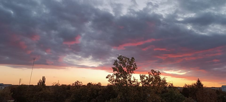 Закат сегодня выдал самые яркие краски — от синего к малиновому, и даже с нотками персика