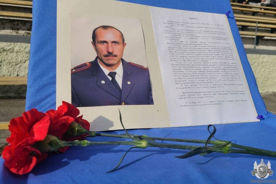 Памяти товарища. На стадионе «Шелковик» прошел турнир по мини-футболу между сотрудниками вневедомственной охраны в память о героически погибшем подполковнике милиции Василии Кихаеве, который 20 лет руководил Управлением... Памяти товарища. На стадионе «Шелковик» прошел турнир по мини-футболу между сотрудниками вневедомственной охраны в память о героически погибшем подполковнике милиции Василии Кихаеве, который 20 лет руководил Управлением...