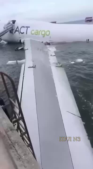 В Гонконге Boeing выкатился с посадочной полосы в море: