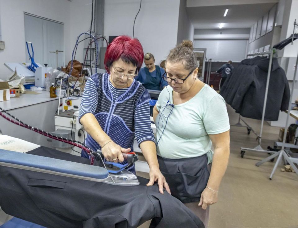 Не один год в Тирасполе работает швейное производство «Видикон»: высококачественные современные методы пошива на заказ рабочей и спецодежды, реализация тканей и фурнитуры Не один год в Тирасполе работает швейное производство «Видикон»: высококачественные современные методы пошива на заказ рабочей и спецодежды, реализация тканей и фурнитуры